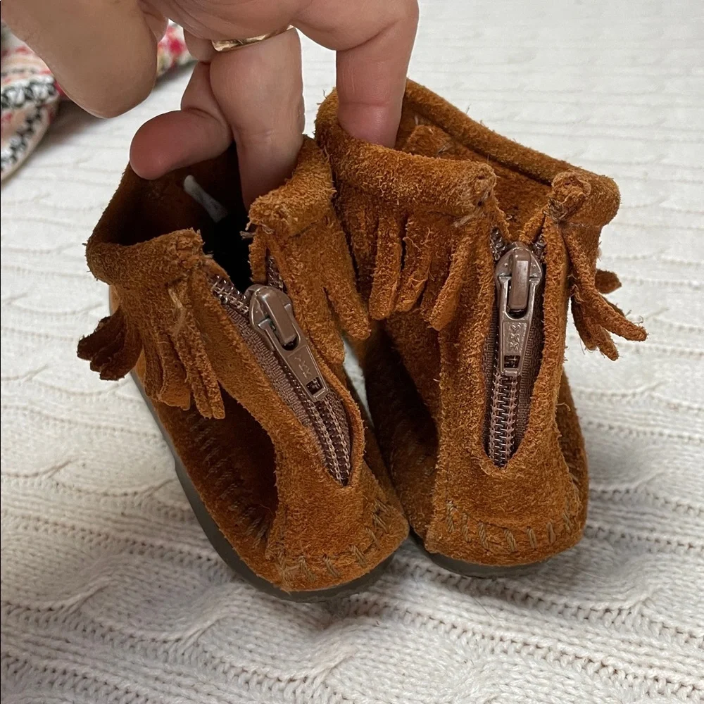 Minnetonka Kids sz 2 suede leather Brown Moccasin ankle Boots fringe rubber sole
